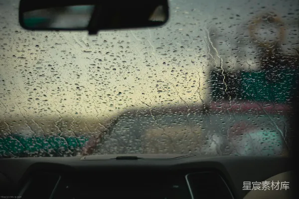 高清摄影 透过雨淋的挡风玻璃看一辆车的景象