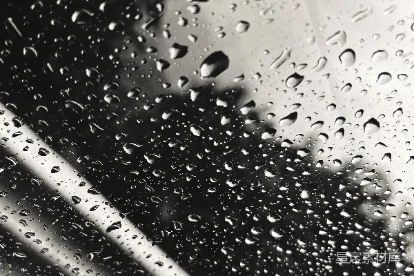 高清摄影 黑白照片中雨滴在窗户上的景象