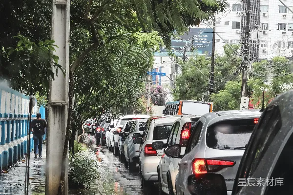 高清摄影 街道上一排停放的汽车