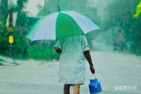 高清摄影 一个在雨中撑伞行走的人
