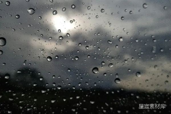 高清摄影 窗外乌云密布，窗户上有雨滴落下。