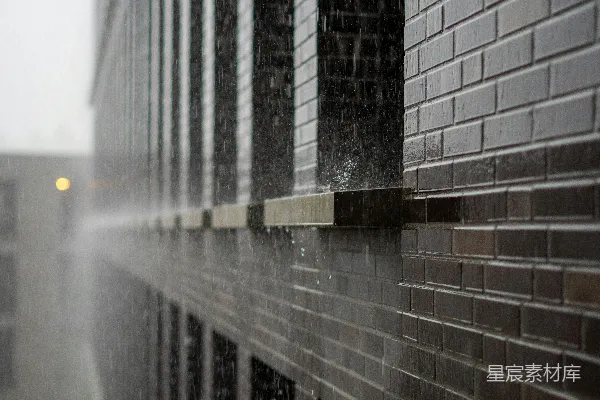 高清摄影 砖砌建筑上落着雨。