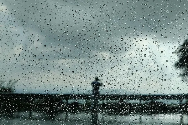 高清摄影 桥上站着一个人，在雨中。