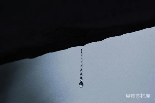 高清摄影 一滴水落入空中