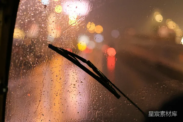 高清摄影 夜晚车窗上覆满了雨滴