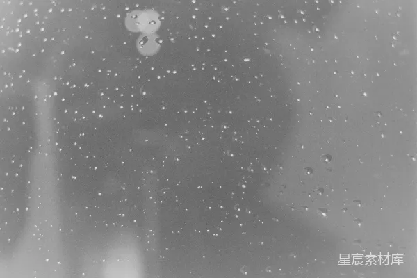 高清摄影 一幅黑白照片，窗户上覆盖着雨滴。