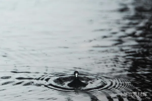 高清摄影 一滴水珠在水面荡起涟漪。