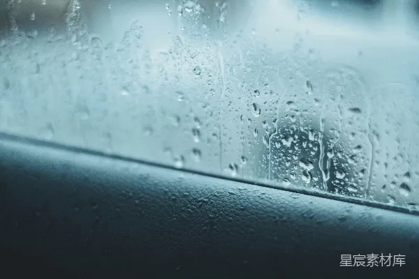高清摄影 一幅近景，窗户上覆盖着雨水。