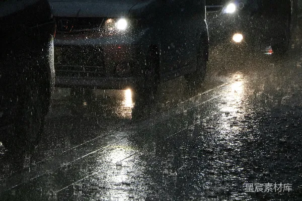 高清摄影 路上和车辆上的雨滴