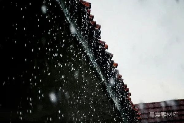 高清摄影 屋顶上滴下的雨水和红色的瓦片屋顶