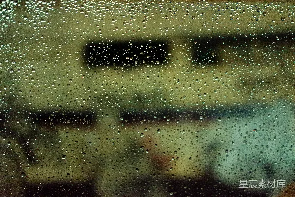 高清摄影 窗户上的近景，有雨滴落下