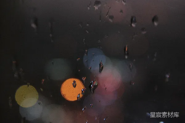 高清摄影 窗玻璃上滴落的雨珠与模糊的城市灯光。
