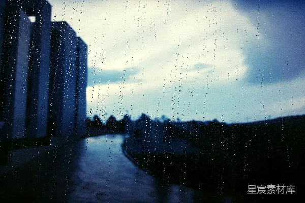 高清摄影 透过蒙上雨水的窗户看去的一幢建筑的景象