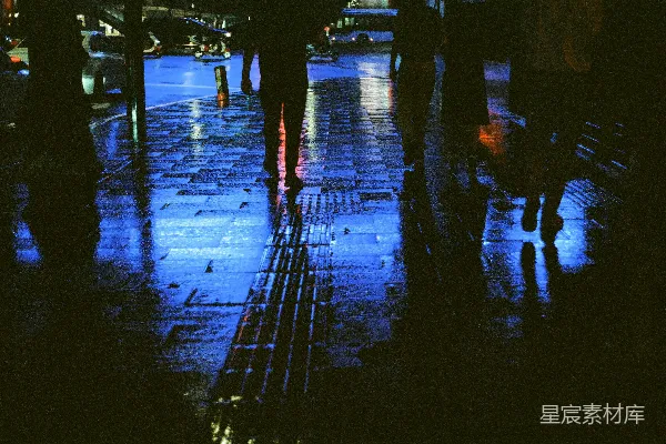 高清摄影 一群人在夜晚走在街道上
