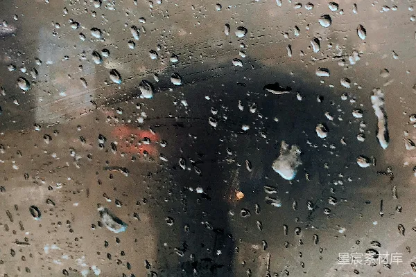 高清摄影 一个人在雨中撑着伞站立着