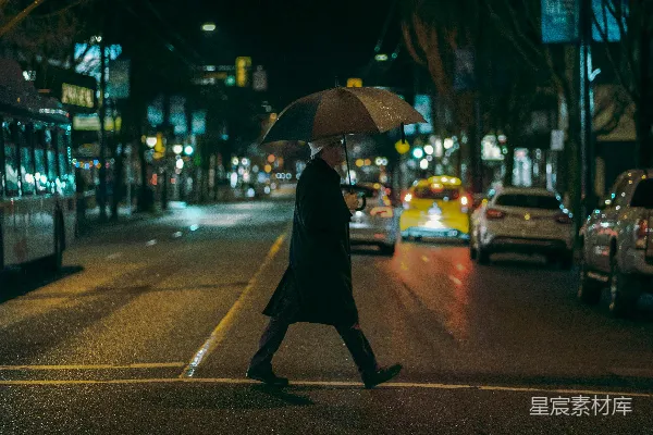 高清摄影 黑色大衣的人手持雨伞在街上夜行