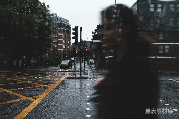 高清摄影 一个女人走在街边的一盏交通灯旁边