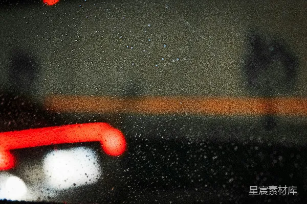 高清摄影 雨中模糊的一盏红绿灯