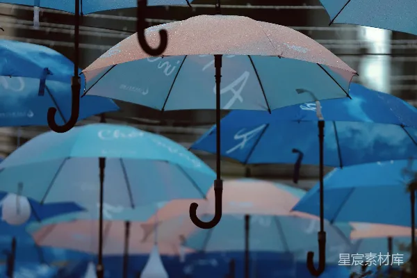 高清摄影 天花板上悬挂着一排蓝色和粉色的雨伞