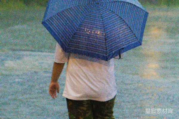 高清摄影 行人打着伞在雨中行走