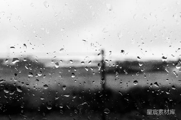 高清摄影 黑白照片中的雨滴落在玻璃窗上