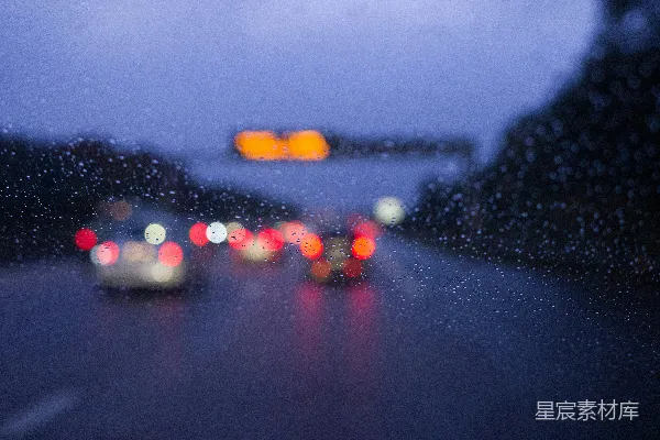 高清摄影 雨天模糊的汽车照片