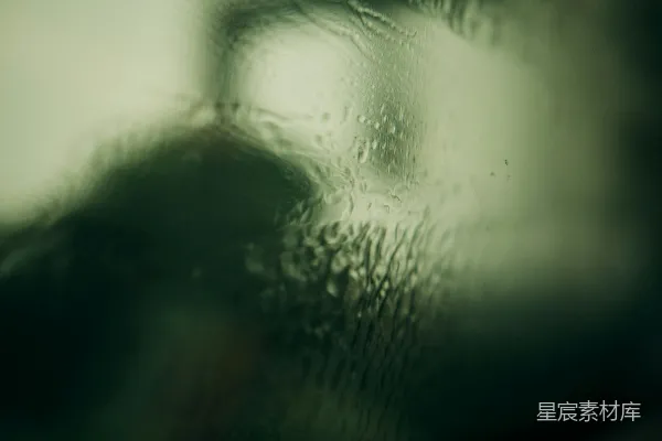 高清摄影 透过窗户拍的一张模糊的人脸的照片