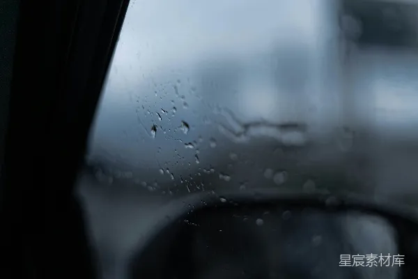 高清摄影 汽车挡风玻璃上的雨滴