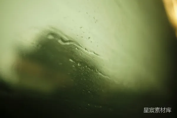 高清摄影 一幅近景描绘着蒙上雨水的窗户。