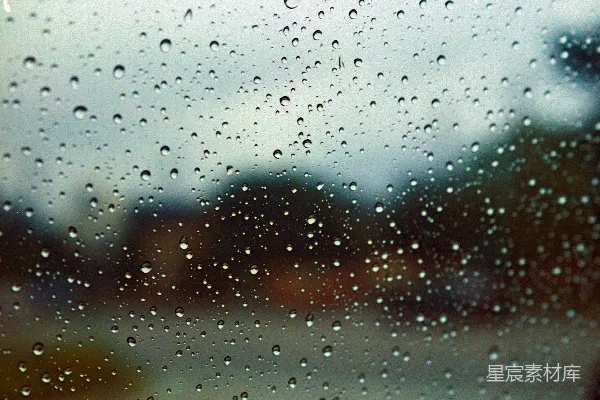 高清摄影 模糊背景中滴落的雨滴