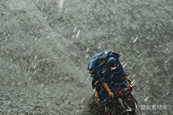 高清摄影 雨中骑车的人