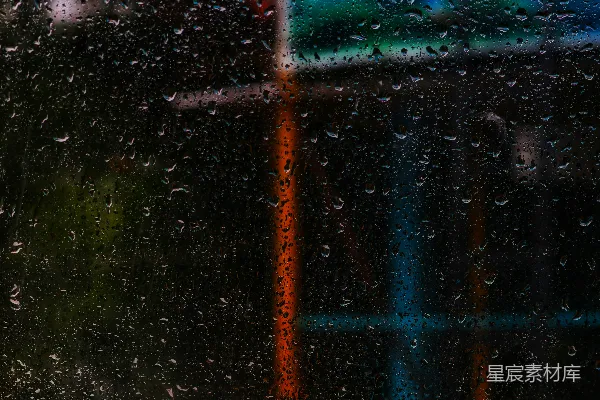 高清摄影 路边的一块交通锥被雨水覆盖着。