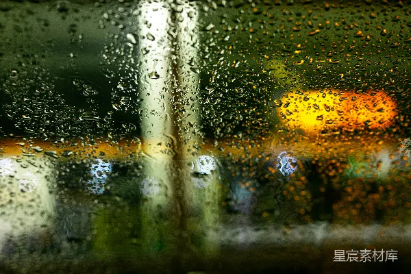 高清摄影 窗外有红绿灯的玻璃窗上滴着雨drops