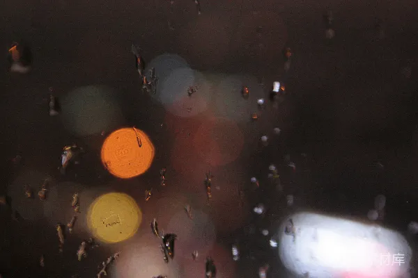高清摄影 窗玻璃上滴落的雨珠与模糊的彩色灯光