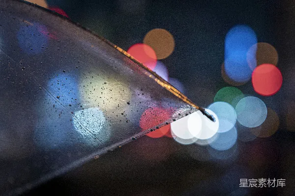 高清摄影 背景中有模糊的灯光，一个特写镜头拍摄的是伞。