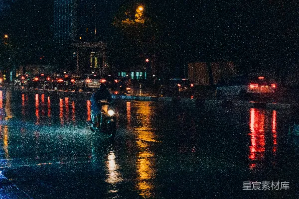高清摄影 黑色夹克的男人在夜间骑着一辆黑色摩托车。