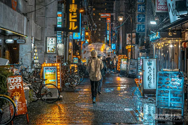 高清摄影 一个男人走在街上拿着雨伞