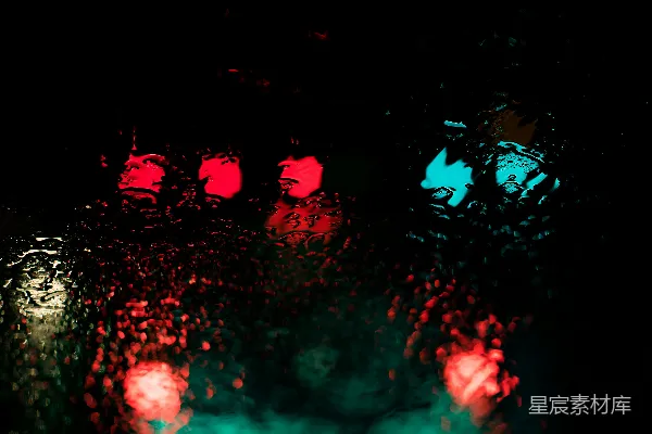 高清摄影 夜间水体中红蓝灯光反射