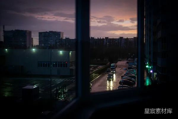 高清摄影 黄昏时分的一条城市街道透过窗户可见。