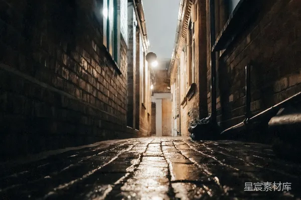 高清摄影 一条尽头有灯光的小巷