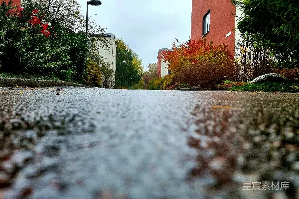 高清摄影 背景有一栋红色建筑的湿街道