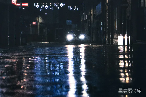 高清摄影 夜晚一辆车在湿滑的街道上行驶