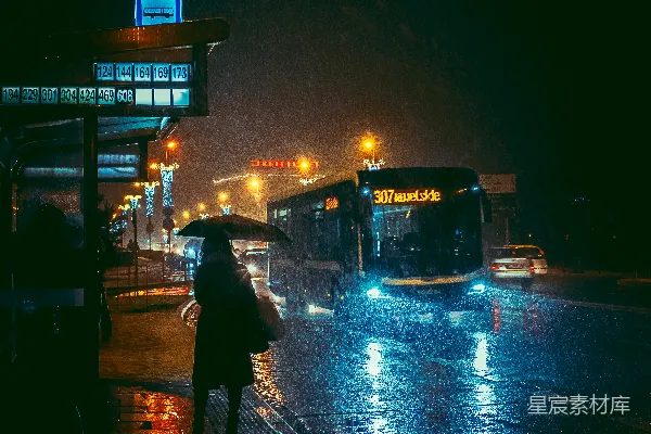 高清摄影 夜晚持伞的人