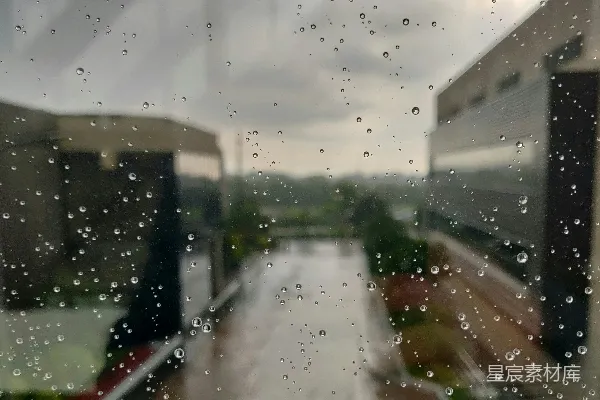 高清摄影 透过蒙上雨水的窗户看去的一条街道