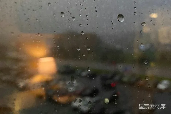 高清摄影 透过蒙上雨水的窗户看去的一片停车场