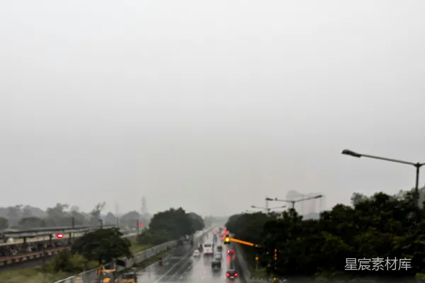 高清摄影 雨天高速公路上的红绿灯处