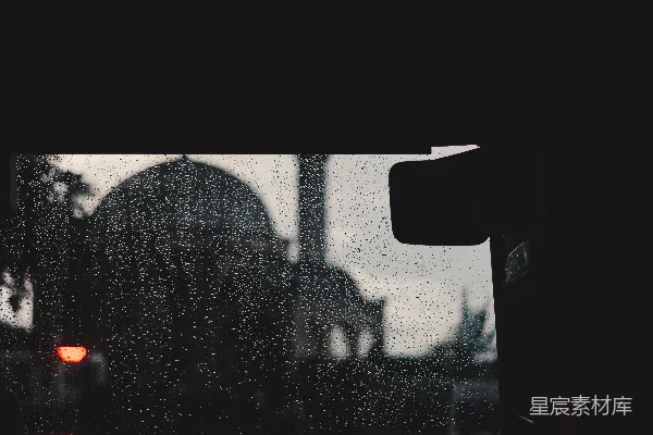 高清摄影 透过雨帘看一座建筑的景象