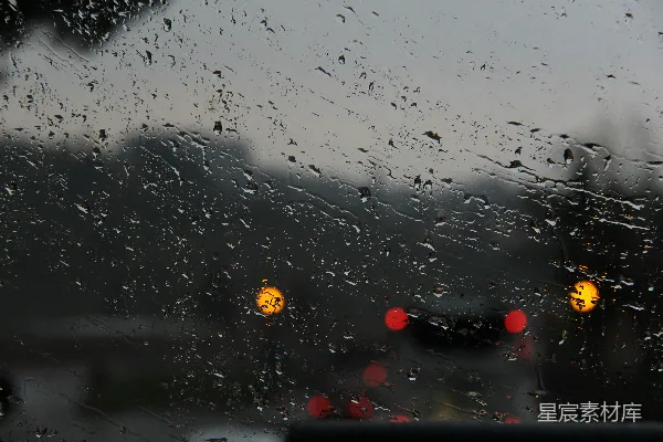 高清摄影 窗外有交通灯的玻璃窗上滴着雨drops
