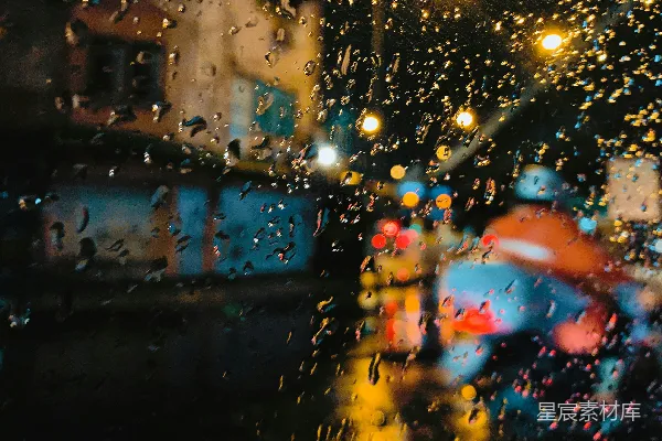 高清摄影 窗口上的雨滴随着车辆在街上行驶