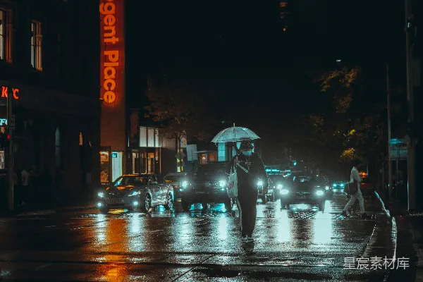 高清摄影 夜晚街道上人们行走